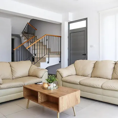 Nice home in Miliou-Paphos w/ WiFi&3 Bedrooms Dom wakacyjny Neo Chorio